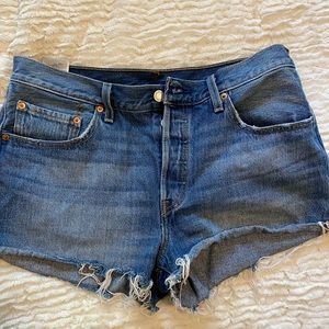 Women’s Levi 501 shorts. Newer. Size 31
